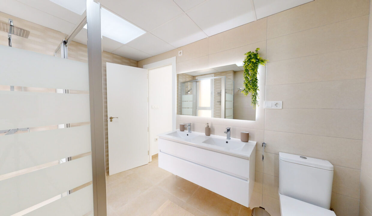 26.-en-suite-adapted-bathroom-2-in-1-scaled