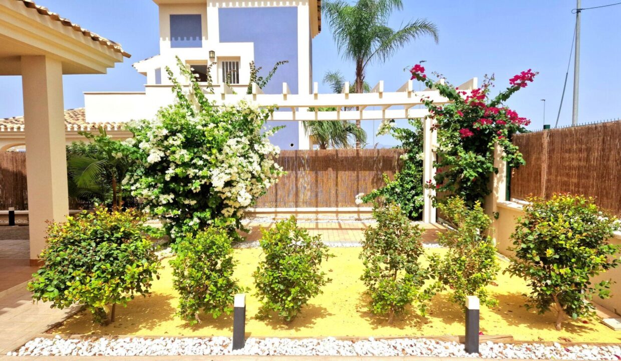 100927-Ruime-vrijstaande-villas-verdeeld-over-twee-verdiepingen-in-Lorca-Murcia-1
