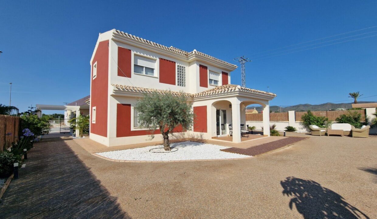 100927-Ruime-vrijstaande-villas-verdeeld-over-twee-verdiepingen-in-Lorca-Murcia-10
