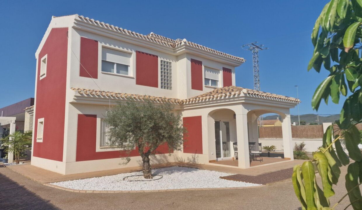 100927-Ruime-vrijstaande-villas-verdeeld-over-twee-verdiepingen-in-Lorca-Murcia-11
