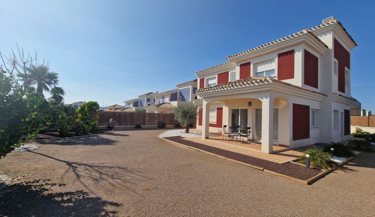 100927-Ruime-vrijstaande-villas-verdeeld-over-twee-verdiepingen-in-Lorca-Murcia-12