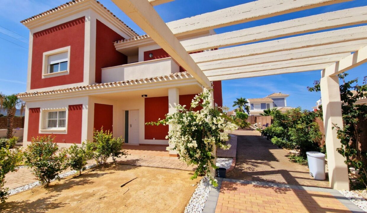 100927-Ruime-vrijstaande-villas-verdeeld-over-twee-verdiepingen-in-Lorca-Murcia