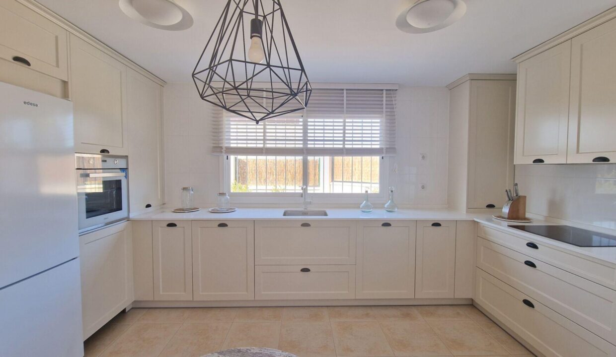 100927-Ruime-vrijstaande-villas-verdeeld-over-twee-verdiepingen-in-Lorca-Murcia-13