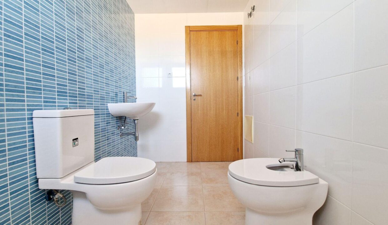 100927-Ruime-vrijstaande-villas-verdeeld-over-twee-verdiepingen-in-Lorca-Murcia-17