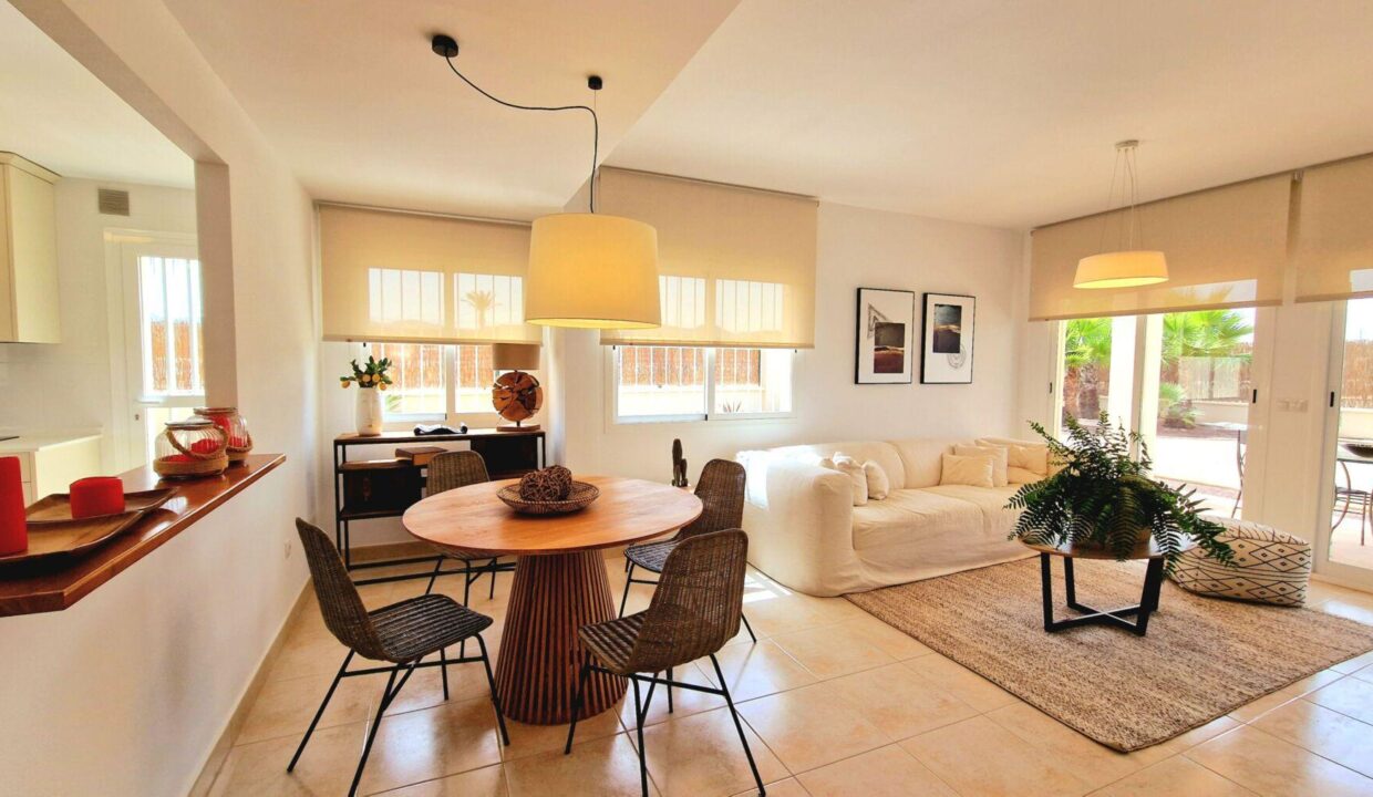 100927-Ruime-vrijstaande-villas-verdeeld-over-twee-verdiepingen-in-Lorca-Murcia-2