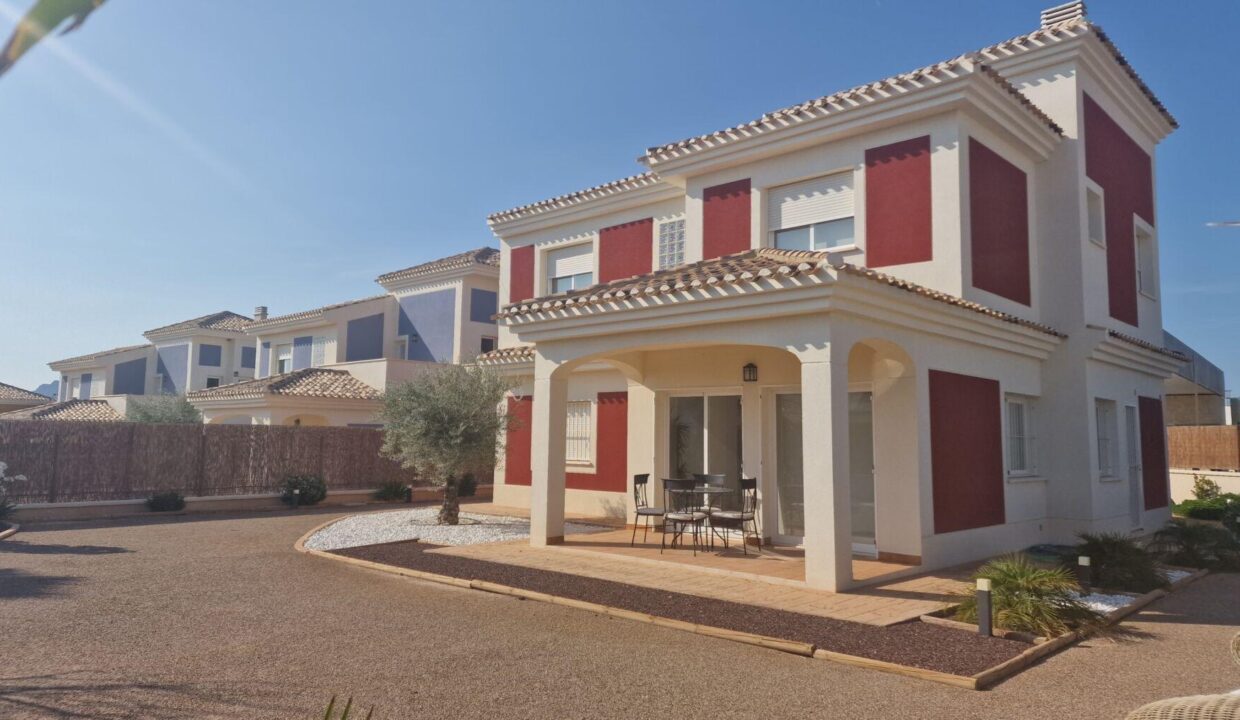 100927-Ruime-vrijstaande-villas-verdeeld-over-twee-verdiepingen-in-Lorca-Murcia-8