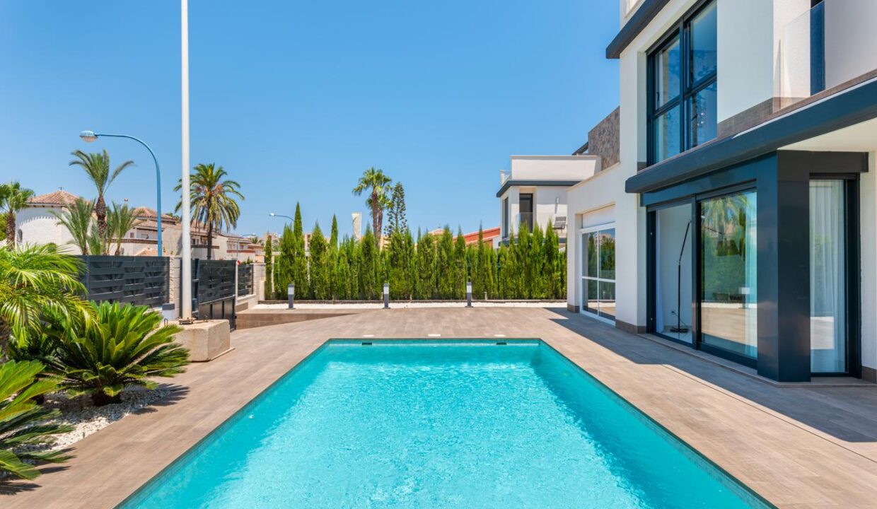 125401-Vrijstaande-woningen-op-slechts-een-paar-stappen-van-zee-in-La-Manga-del-Mar-Menor