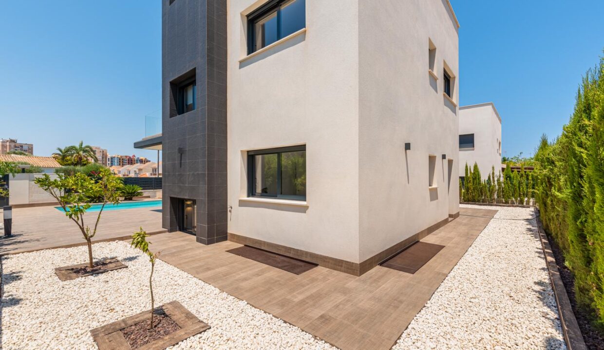 125401-Vrijstaande-woningen-op-slechts-een-paar-stappen-van-zee-in-La-Manga-del-Mar-Menor-8
