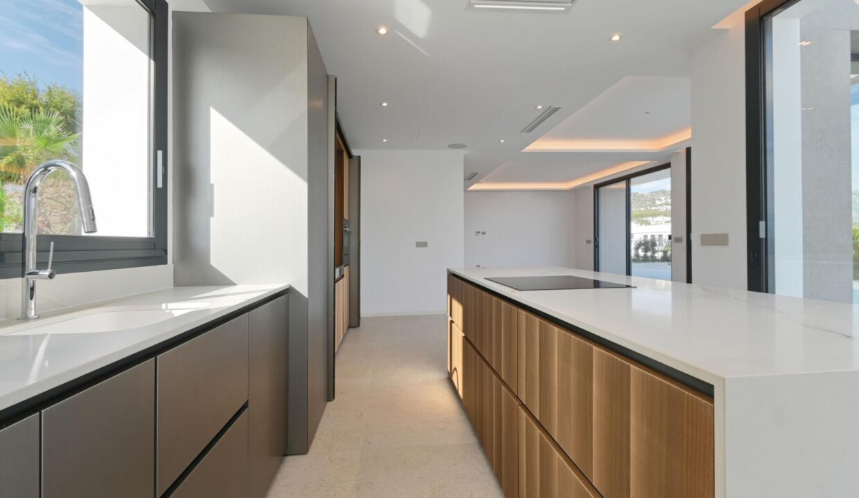 136496-Exclusieve-luxe-villa-op-een-steenworp-van-de-zee-in-Moraira-24