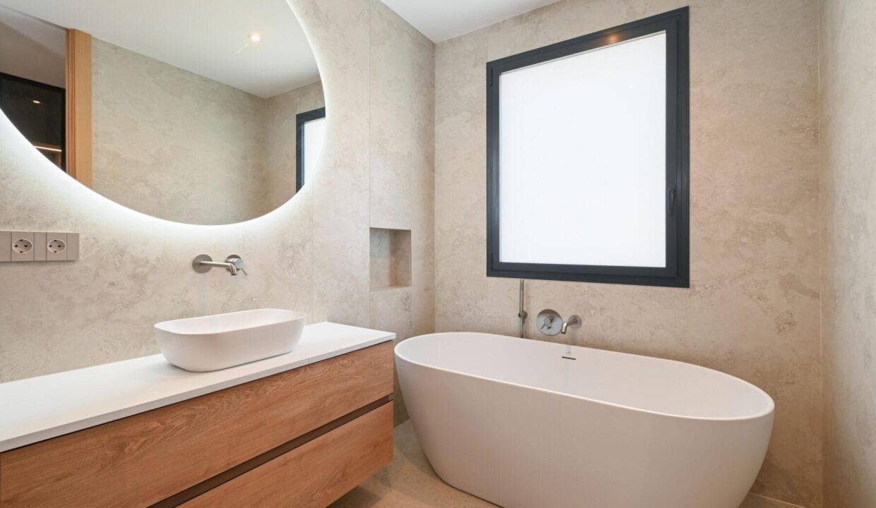 136496-Exclusieve-luxe-villa-op-een-steenworp-van-de-zee-in-Moraira-33