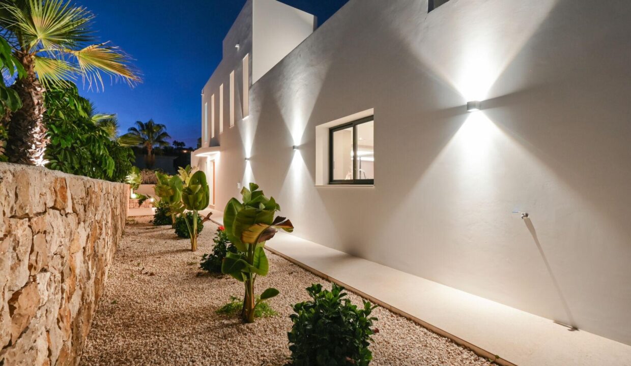 136496-Exclusieve-luxe-villa-op-een-steenworp-van-de-zee-in-Moraira-42