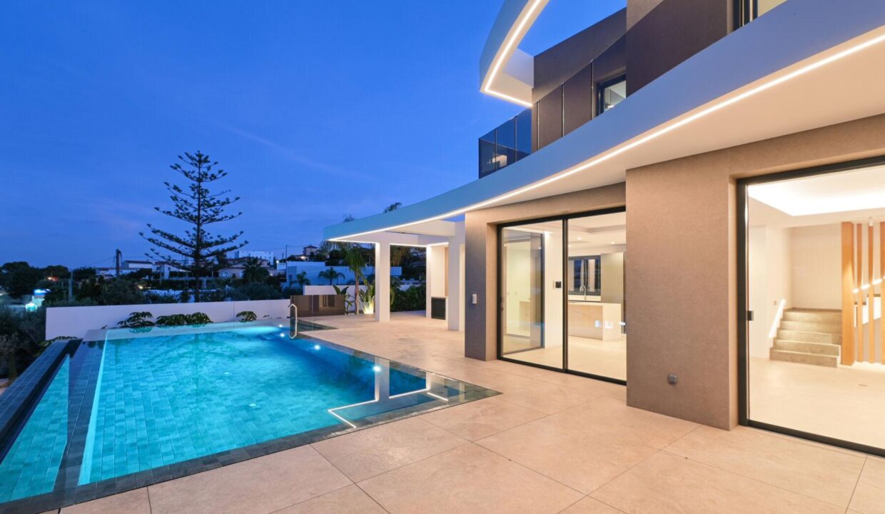 136496-Exclusieve-luxe-villa-op-een-steenworp-van-de-zee-in-Moraira-44
