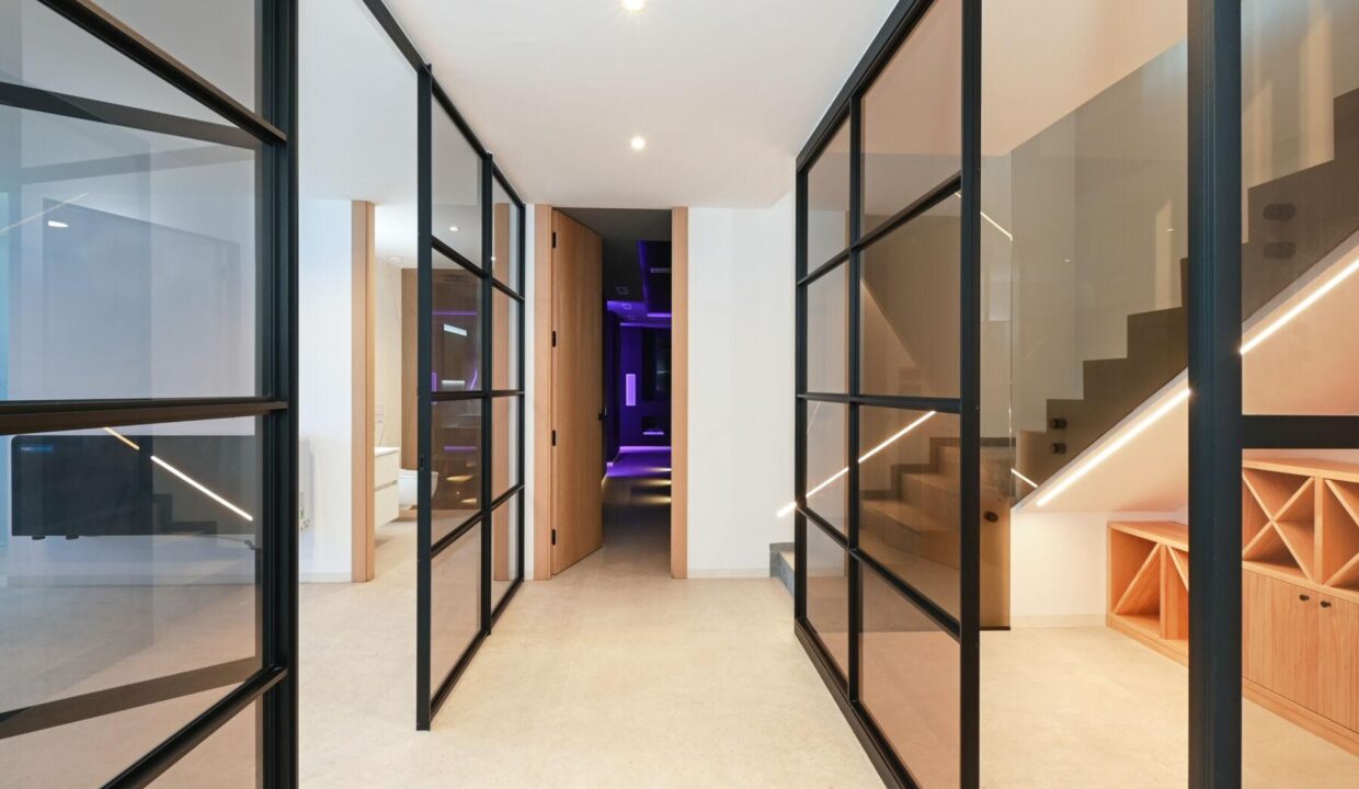 136496-Exclusieve-luxe-villa-op-een-steenworp-van-de-zee-in-Moraira-9