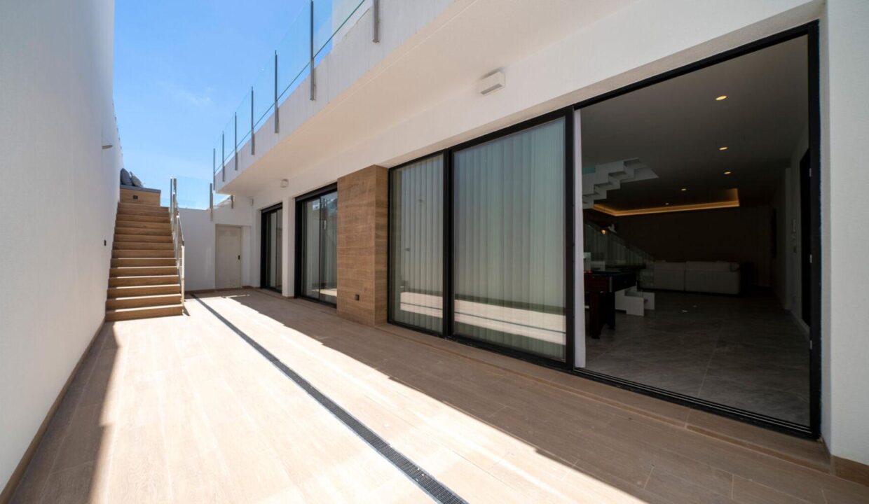 93599-Luxe-vrijstaande-villas-in-Finestrat-met-zeezicht-en-infinity-pool-13
