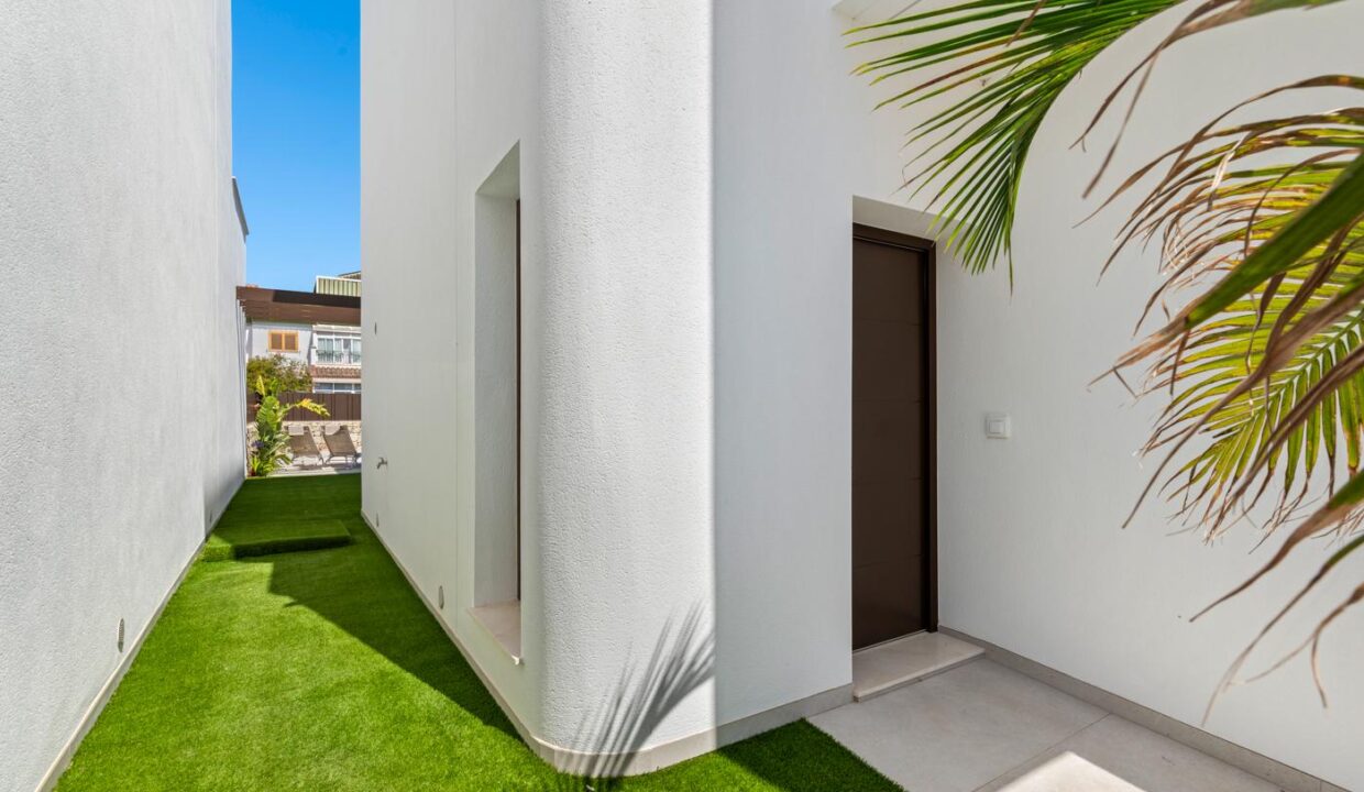 94154-Vrijstaande-villas-in-Mil-Palmeras-op-800-meter-van-het-strand-13